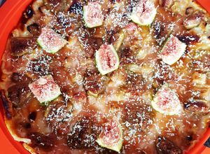 Une photo de Tarte fine à la rhubarbe et aux figues fraîches du jardin