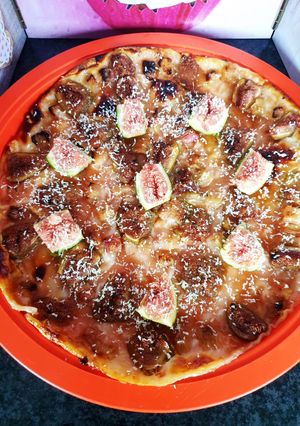 Une photo de Tarte fine à la rhubarbe et aux figues fraîches du jardin