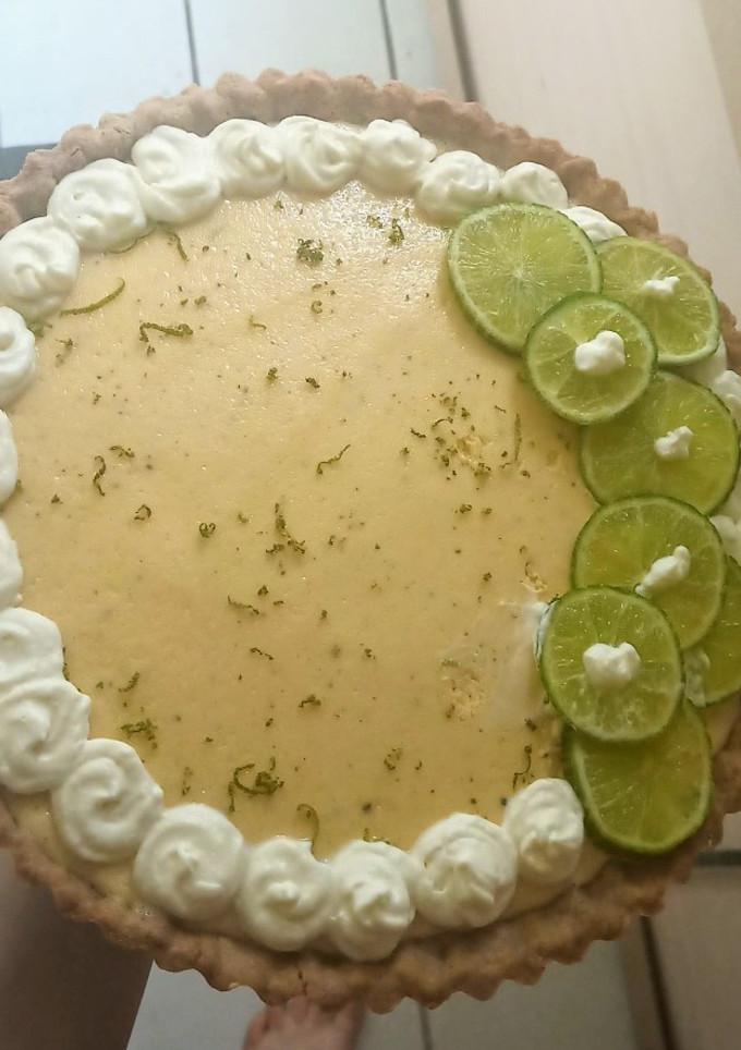 A picture of (no key) lime pie.