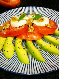 Una foto de Ensalada de queso de Burgos de Arias con aguacate y tomate