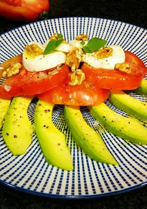 Foto principal de Ensalada de queso de Burgos de Arias con aguacate y tomate