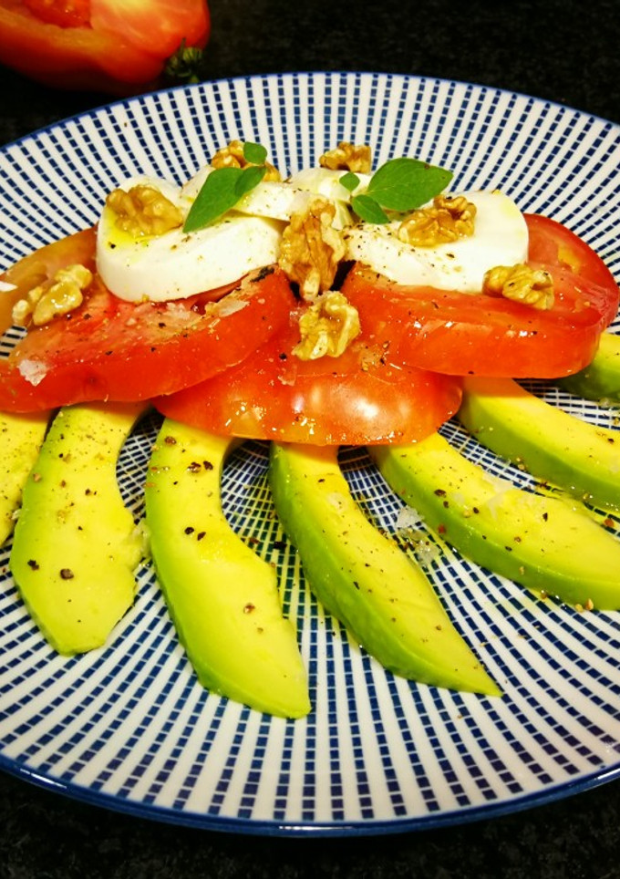 Una foto de Ensalada de queso de Burgos de Arias con aguacate y tomate
