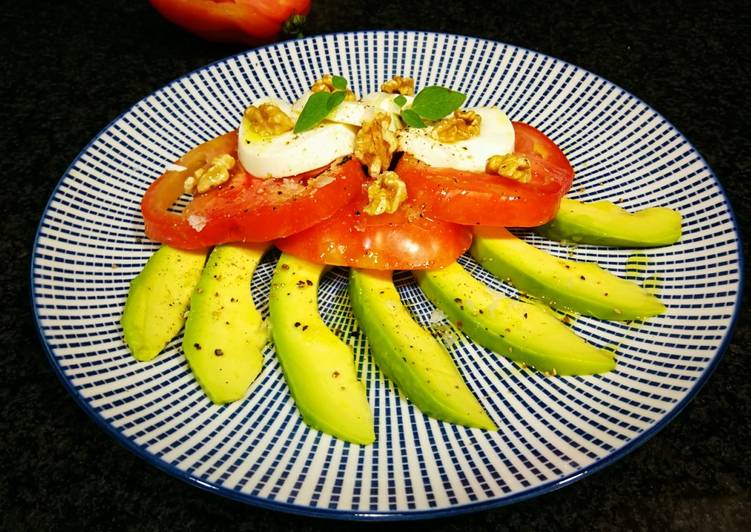 Ensalada de queso de Burgos de Arias con aguacate y tomate