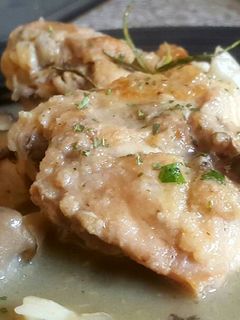 Una foto de Pollo a la cazuela con gírgolas y romero