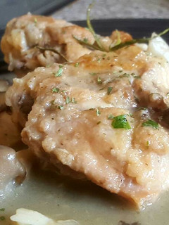Una foto de Pollo a la cazuela con gírgolas y romero