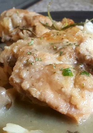 Foto principal de Pollo a la cazuela con gírgolas y romero