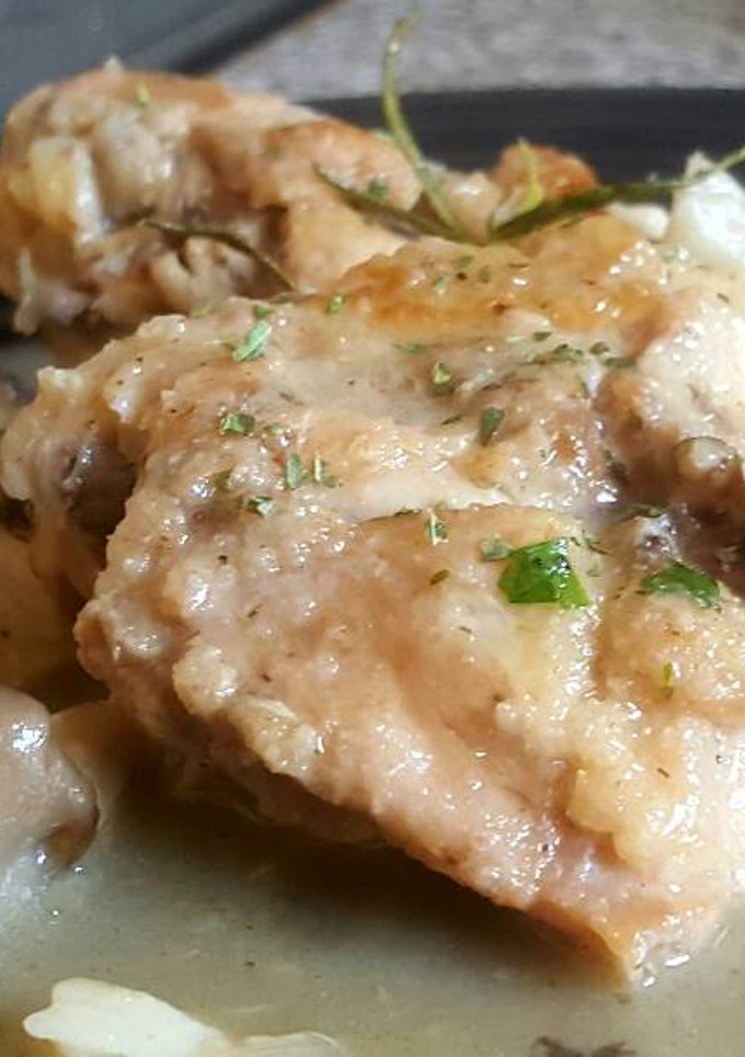 Una foto de Pollo a la cazuela con gírgolas y romero