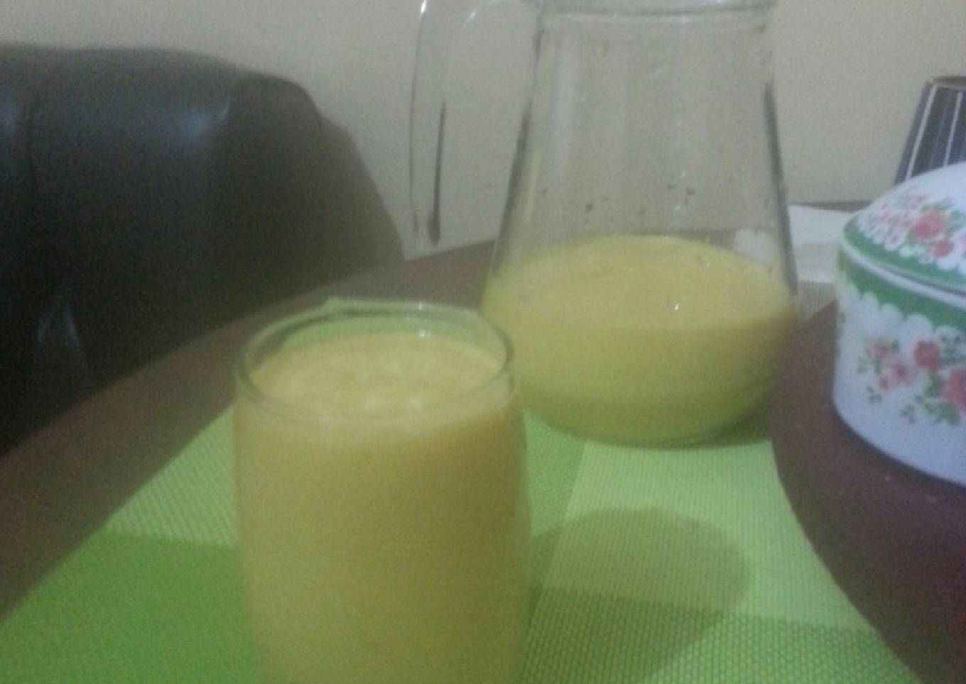 Mango-banana smoothie