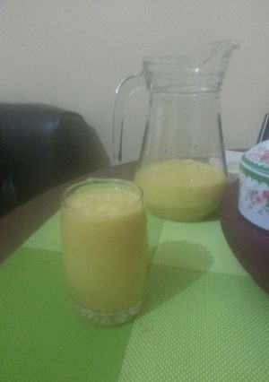 A picture of Mango-banana smoothie.