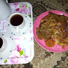 A picture of Golden Yam with chicken and black tea.