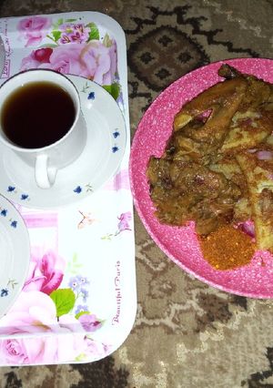 A picture of Golden Yam with chicken and black tea.