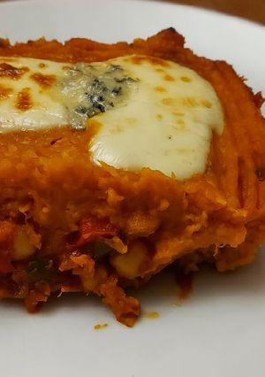 Una foto de Pastel de zapallo con garbanzos y chorizo colorado