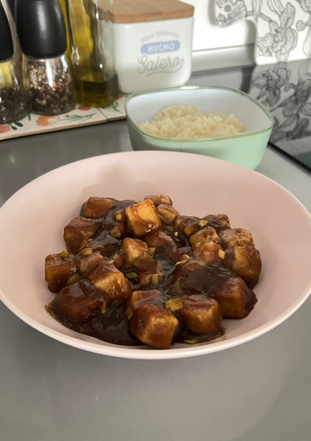 Una foto de Tofu crujiente en salsa