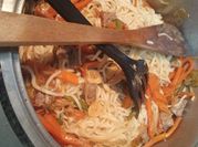Una foto de noodles ternera