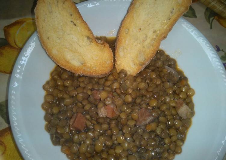 Lenticchie è pancetta affumicata.