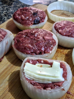 Una foto de AROS De Cebolla,🌰🐏 rellenos con Carne de Cordero...!