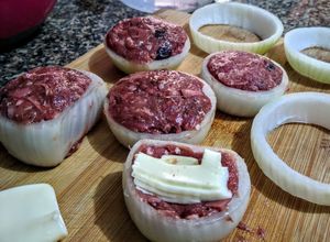 Una foto de AROS De Cebolla,🌰🐏 rellenos con Carne de Cordero...!