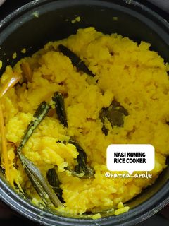Foto resep Nasi kuning rice cooker