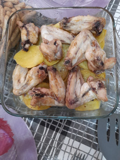 Una foto de Alitas de pollo al horno con patatas