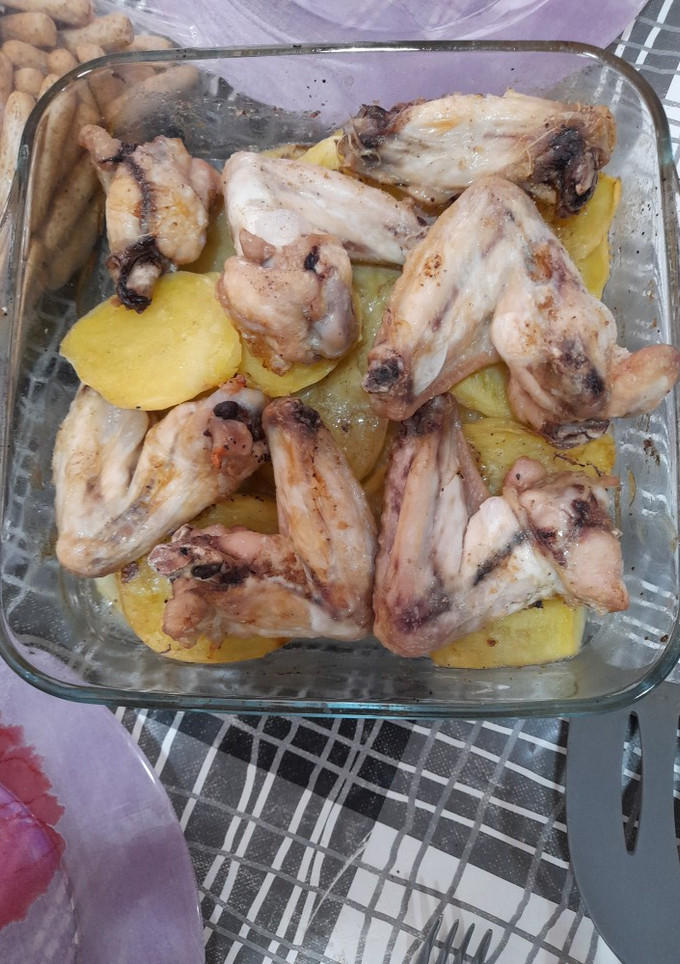 Una foto de Alitas de pollo al horno con patatas