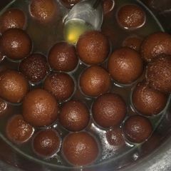 A picture of Gulab jamun.