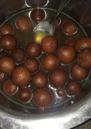 A picture of Gulab jamun.