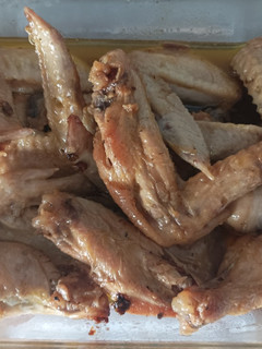 Una foto de Alitas en salsa olla gm