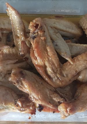 Una foto de Alitas en salsa olla gm