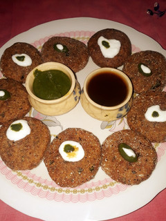 आलू कुट्टू टिक्की विद पनीर स्टफ़िंग(aloo kuttu tikki wirh paneer stuffing recipe in hindi) रेसिपी मुख्य फोटो