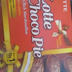 A picture of Lotte choc pie.