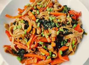 Foto di Noodles (nostrani) al miso e stir-fry di verdure