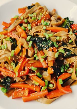 Foto di Noodles (nostrani) al miso e stir-fry di verdure
