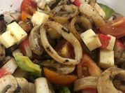 Una foto de ensalada de calamar