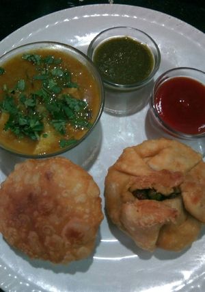 A picture of Matar Kachori Khasta.