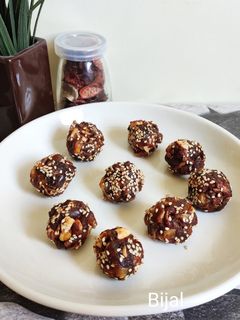 खजूर ड्राई फ्रूट्स बाेल्स (Khajoor Dry Fruits balls recipe in Hindi) रेसिपी मुख्य फोटो
