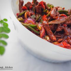 A picture of Shredded beef and vegetable sauce.