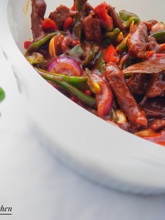 A picture of Shredded beef and vegetable sauce.