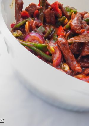 A picture of Shredded beef and vegetable sauce.