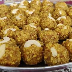 A picture of Kesari Besan Puri Ladoo.