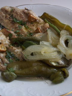 Una foto de Pescadilla al horno con pimientos verdes