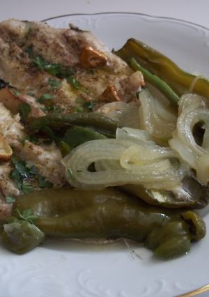 Foto principal de Pescadilla al horno con pimientos verdes