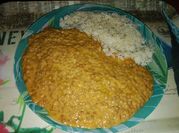 Una foto de lenteja de bote con arroz