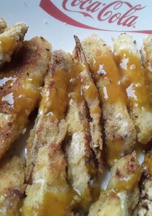 Una foto de Bastones de berenjena empanizados con sal de miel de panela, ajo y mostaza🤔🤨😊