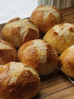 A picture of Pretzel Buns.