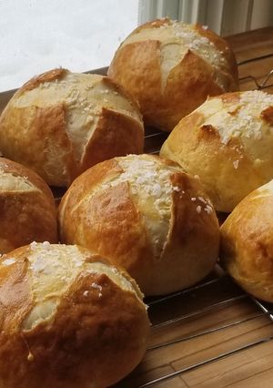 A picture of Pretzel Buns.