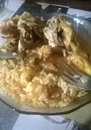 Una foto de Pollo y arroz blanco😙