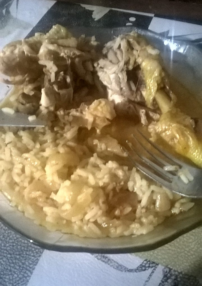 Una foto de Pollo y arroz blanco😙