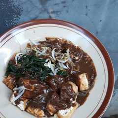A picture of Rujak cingur.