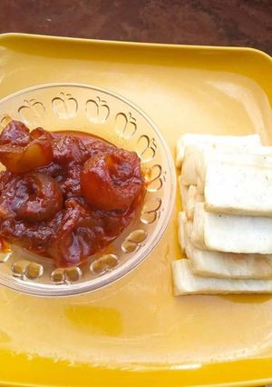 A picture of Fried yam and palm oil sauce.