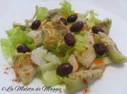 Una foto de ensalada de corazones de alcachofa
